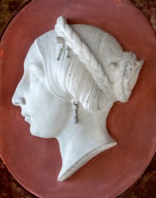 Scultore del secolo XIX - Ovale in gesso decorato ad altorilievo raffigurante profilo di nobildonna