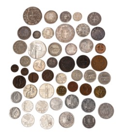 REGNO D'ITALIA (1861-1943) - Raccoglitore con 50 monete<br>Vari metalli (16 esemplari in argento)