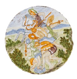 Manifattura italiana di fine secolo XIX - Due tondi in cocciopesto invetriato dipinto raffiguranti battaglie