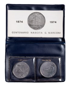 REPUBBLICA ITALIANA (1946-) - 100 lire 1974, confezione con Prova in Acmonital