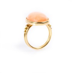 18kt yellow gold and coral ring