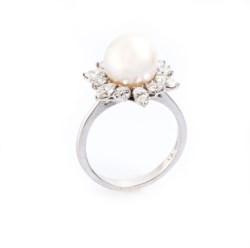 18kt white gold ring and Japanese pearl