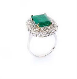 18kt white gold and emerald ring