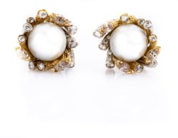 18kt two-tone chiseled gold earrings with pearl lobe